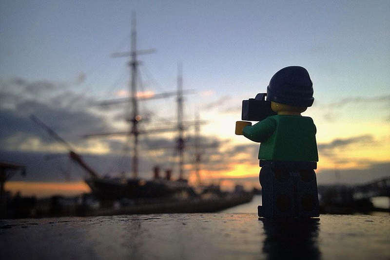 Illustration for article titled Intrepid Lego minifig goes around the world taking pictures